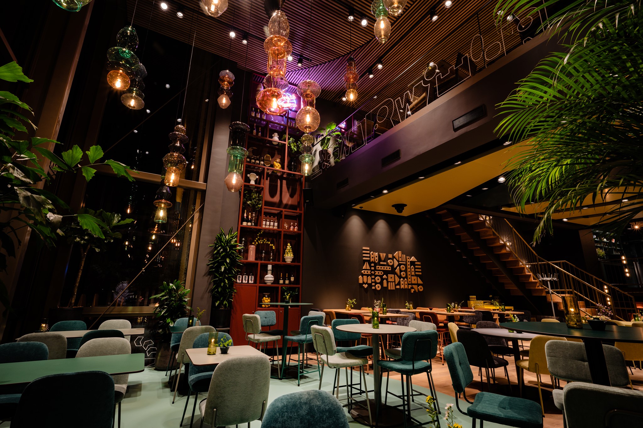 Sfeermakers: Hoe verlichting de sfeer van uw restaurant transformeert