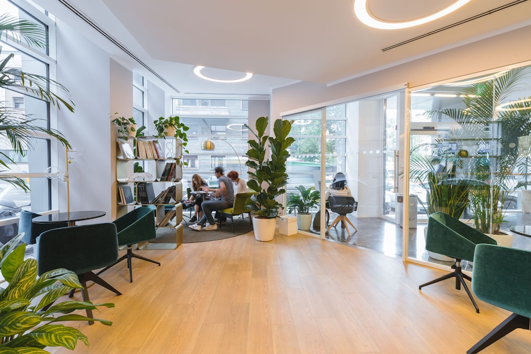 Moderne ontvangstruimte met professionele verlichting